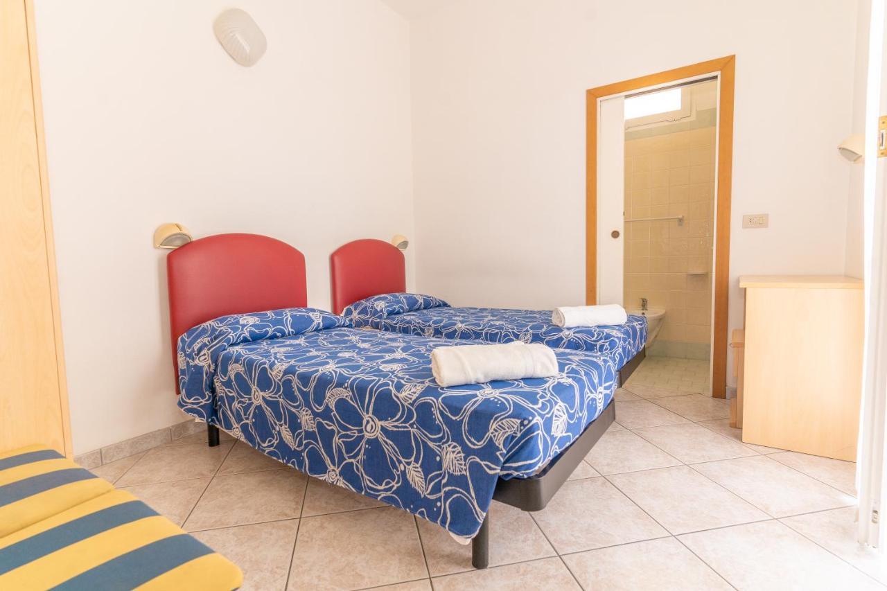 Hotel Villa Isola Rimini Buitenkant foto