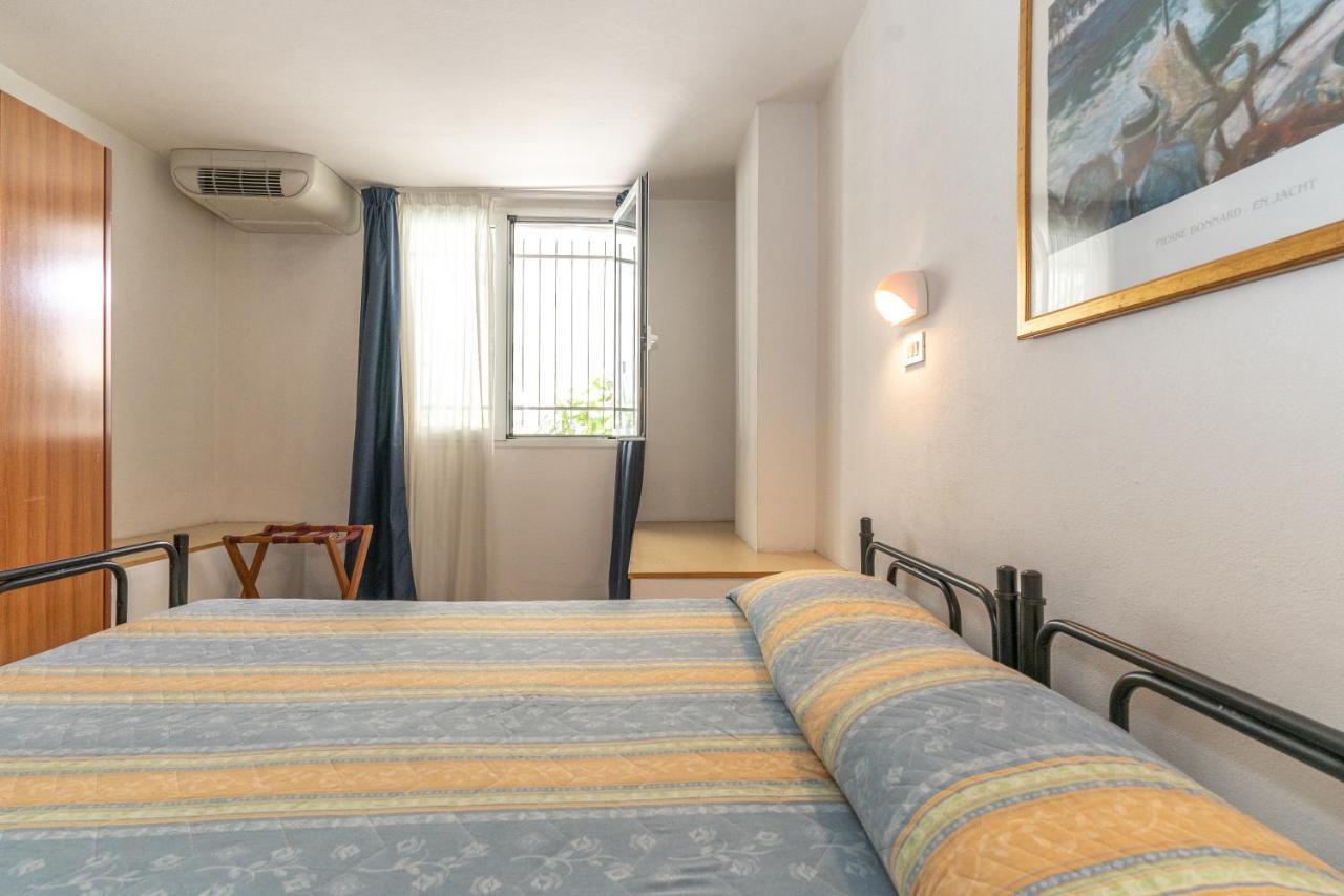 Hotel Villa Isola Rimini Buitenkant foto